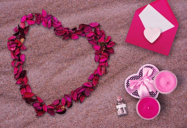 Send Your Warmth and Emotions to Girlfriend on This Valentine with Five Valentine Gifts