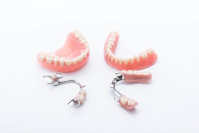 5 Useful Tips for the False Teeth Wearers