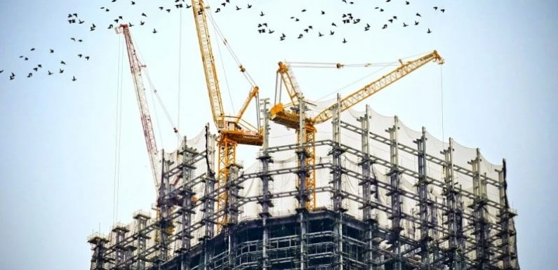 8 Crane Safety Tips for Accident Prevention on Construction Sites