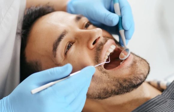 Signs of Gum Disease and How Dentist HelpsIn Treating It